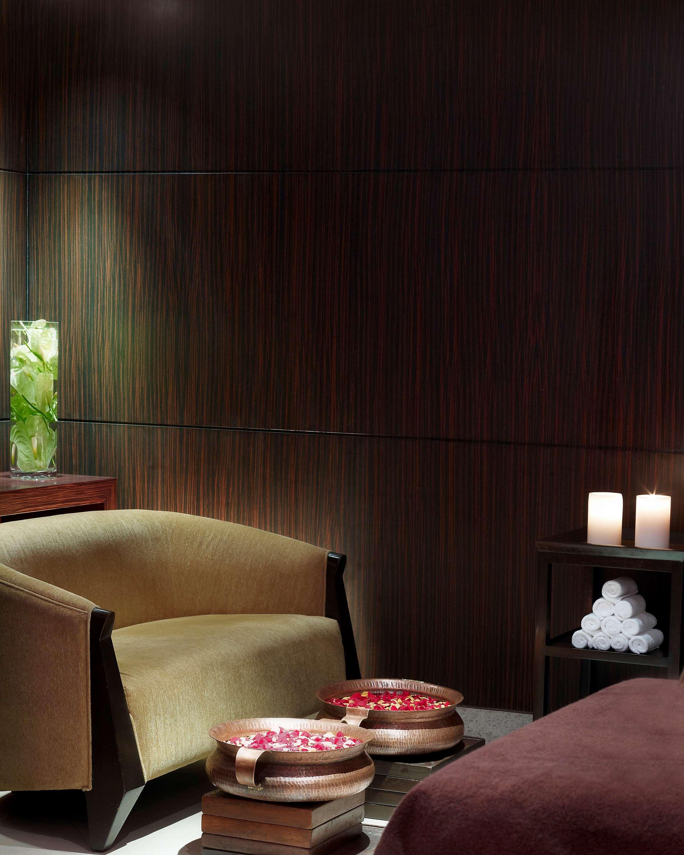 Hyatt Regency Mumbai International Airport Hotel Exterior foto A wall panel made of wood veneer