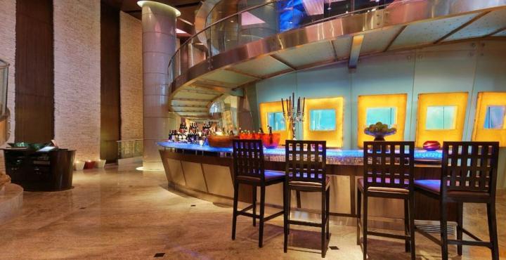 Hyatt Regency Mumbai International Airport Hotel Exterior foto The bar at the lobby