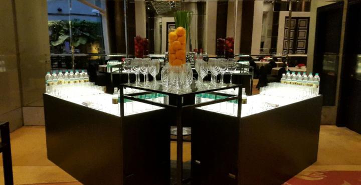 Hyatt Regency Mumbai International Airport Hotel Exterior foto The bar at the lobby