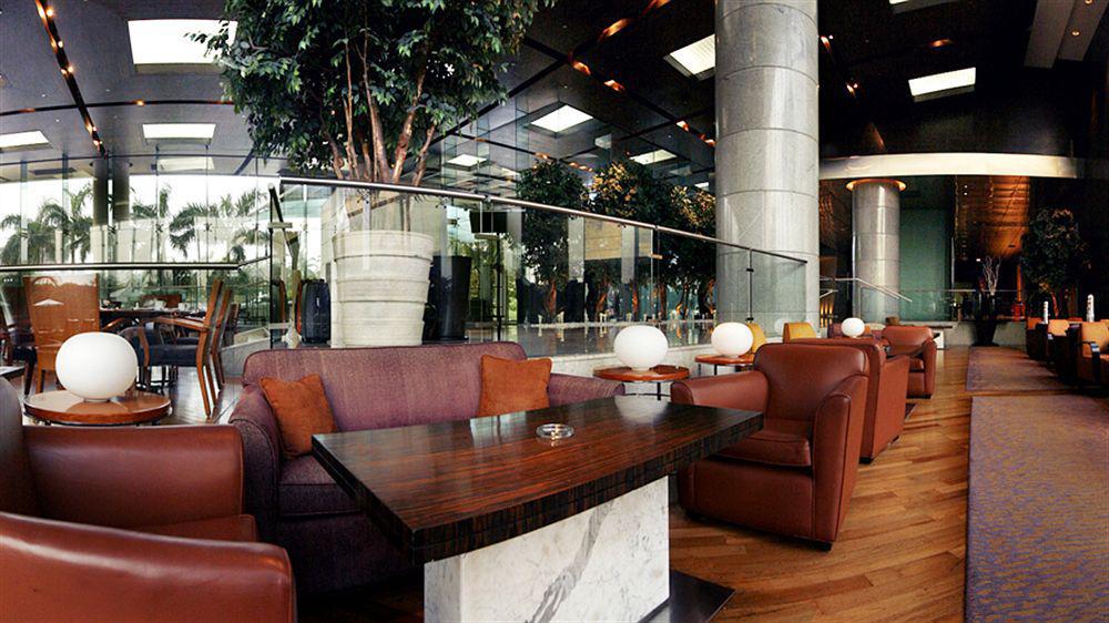 Hyatt Regency Mumbai International Airport Hotel Exterior foto The interior of the lounge
